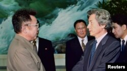 지난 2002년 9월 17일, 고이즈미 준이치로 당시 일본 총리(오른쪽)와 김정일 북한 국방위원장이 평양에서 정상회담을 갖고, 국교 정상화에 합의했다. (자료사진)