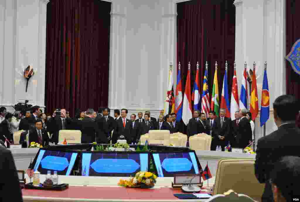 ASEAN leaders prepare for a group photo before the 15th ASEAN-China Summit in Phnom Penh's Peace Palace, Cambodia, November 19, 2012. (VOA Khmer/Sophat Soeung)