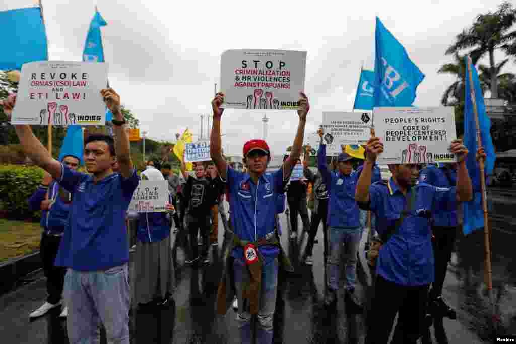 Los activistas marchan a la Embajada de Estados Unidos mientras protestan durante el Día Internacional de los Derechos Humanos en Yakarta.