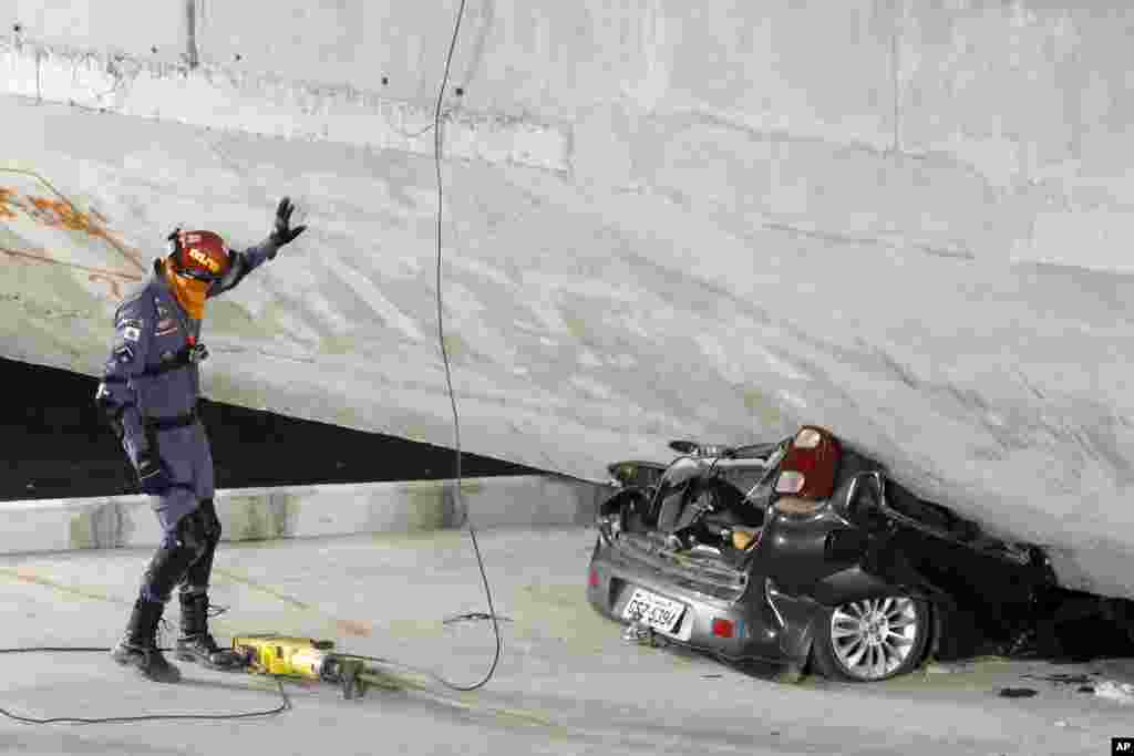 Một chiếc xe bị nghiền nát dưới một cây cầu bị sập ở Belo Horizonte, Brazil, ngày 3 tháng 7, 2014.