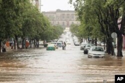 A Avenida Samora Machel ficou transformada num verdadeiro rio.