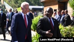 Rais wa Marekani Joe Biden akiwa na Rais wa Afrika Kusini Cyril Ramaphosa kwenye mkutano wa kiongozi wa G7 huko Carbis Bay, Cornwall, Uingereza, Juni 12, 2021. Leon Neal/Pool via REUTERS