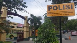 Bendera Merah Putih setengah tiang hari ini dikibarkan di Polda Sulawesi Tengah di Palu, atas gugurnya satu anggota Polisi akibat penembakan oleh kelompok MIT di Salubanga, Sausu, Parigi Moutong.