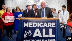 Senator Demokrat, Bernie Sanders dari Vermont, menyatakan dirinya sebagai Sosialis Demokrat yang mengusung ideologi sosialis. 