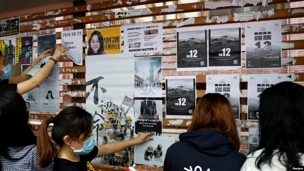 香港大学学生在校园张贴民主标语（路透社2020年9月29日）(photo:VOA)