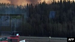 加拿大阿尔伯塔省的麦克默里堡一带山林野火肆虐,居民被命令撤离家园 (2016年5月3日)
