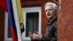 Julian Assange,sáng lập viên Wikileaks, phát biểu từ lan can của đại sứ quán Ecuador ở London hôm 19/5/2017. (Photo by Daniel LEAL-OLIVAS / AFP)