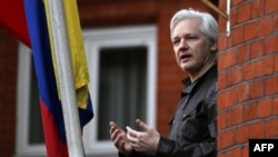 Julian Assange,sáng lập viên Wikileaks, phát biểu từ lan can của đại sứ quán Ecuador ở London hôm 19/5/2017. (Photo by Daniel LEAL-OLIVAS / AFP)