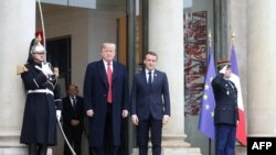 Presiden AS Donald Trump (kiri) disambut oleh Presiden Perancis Emmanuel Macron setibanya di Istana Elysee, Paris (10/11). 