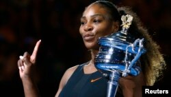 Serena Williams ketika menjuara gelar grand slam tunggal putri ke-23 pada turnamen Australia Terbuka di Melbourne, 28 Januari lalu (foto: dok). 