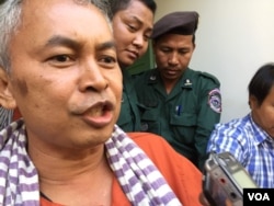 Yi Soksan, Adhoc's rights defender, was escorted by the security officers at the appeal court, Phnom Penh, on November 28, 2016. (Kann Vicheika/VOA Khmer)