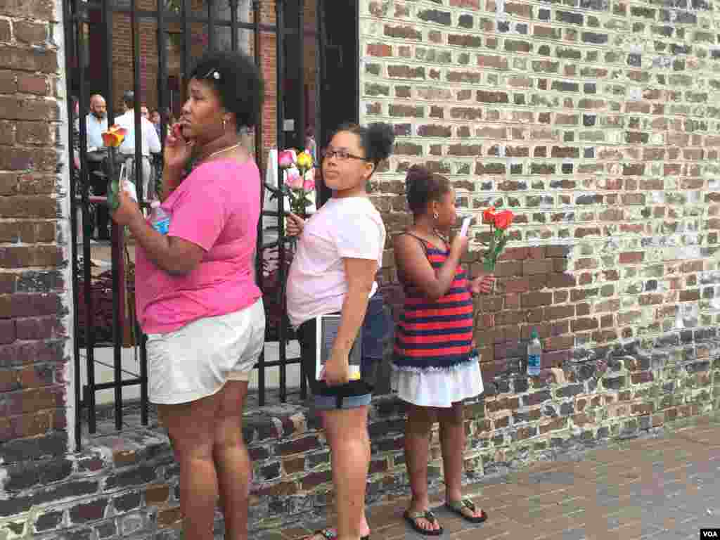 Mourners gather outside a vigil in Charleston, July 19, 2015. (Amanda Scott/VOA)