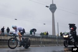 Britain's Chris Froome competes during the first stage of the Tour de France cycling race, an individual time trial over 14 kilometers (8,7 miles), with start and finish in Duesseldorf, Germany, July 1, 2017.