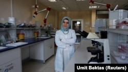 La docteure Sevdegul Aydin Mungan, professeure de pathologie, dans son laboratoire au CHU de Trabzon, en Turquie, le 5 avril 2017. 