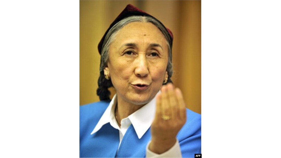 Robiya Qodirni uyg'urlarning onasi deyishadi. 68 yoshli ayol, 11 bolaning onasi, Xitoyda qamoqda o'tirib chiqqan. Hozirda Vashingtonda yashaydi. Dunyo bo'ylab uyg'ur manfaatlarini himoya qiladi, bu xalq nomidan gapiradi.