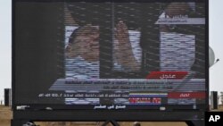 Hosni Mubarak de maca e numa jaula em tribunal