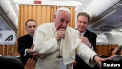 El sumo pontífice respondió preguntas de periodistas, abordo del avión que lo transportaba de El Cairo a Roma.