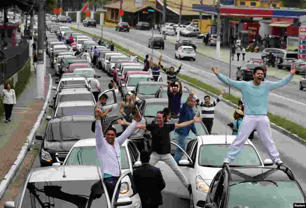 브라질 의회가 우버 사의 사업 모델을 위협하는 법안을 의결할 예정인 가운데, 상파울루에 집결한 우버 운전자들이 항의 시위를 벌이고 있다.