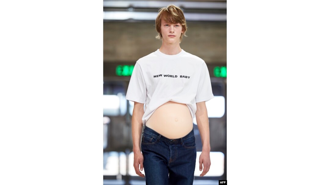 Seorang model memperagakan karya desainer China, Xander Zhou, di hari ketiga peragaan busana Musim Semi/Musim Panas 2019 London Fashion Week Men's fashion di London, 10 Juni 2018.