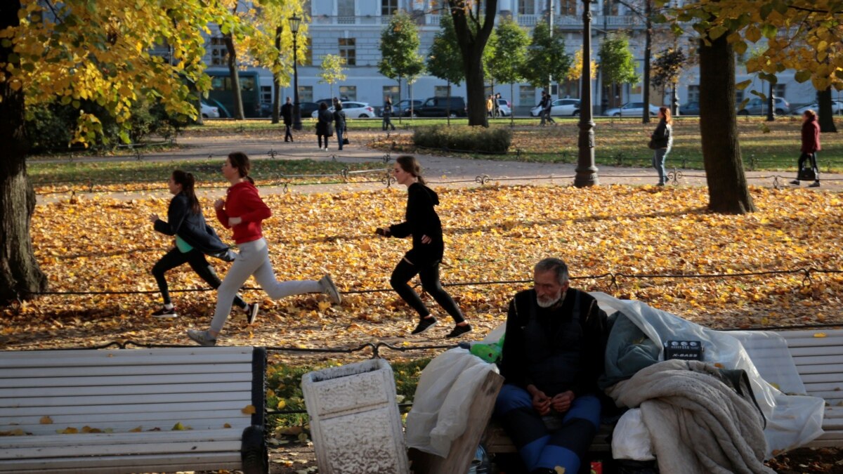 Бездомные майкопа. Бездомный мужчина. Бездомные жильцы картинка.