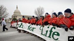 Puluhan ribu penentang aborsi melakukan unjuk rasa 'March for Life' di Washington DC hari Jumat (25/1). 