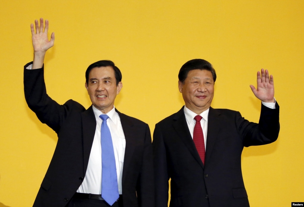 中国领导人习近平与时任台湾总统马英九在习近平举行峰会。（2015年11月7日）(photo:VOA)