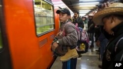 Ratusan orang kafilah migran bersiap menaiki kereta bawah tanah di Mexico City, Jumat (11/9). 