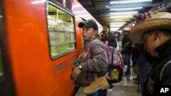Mexico City'de göçmenlere ücretsiz metro hizmeti veriliyor