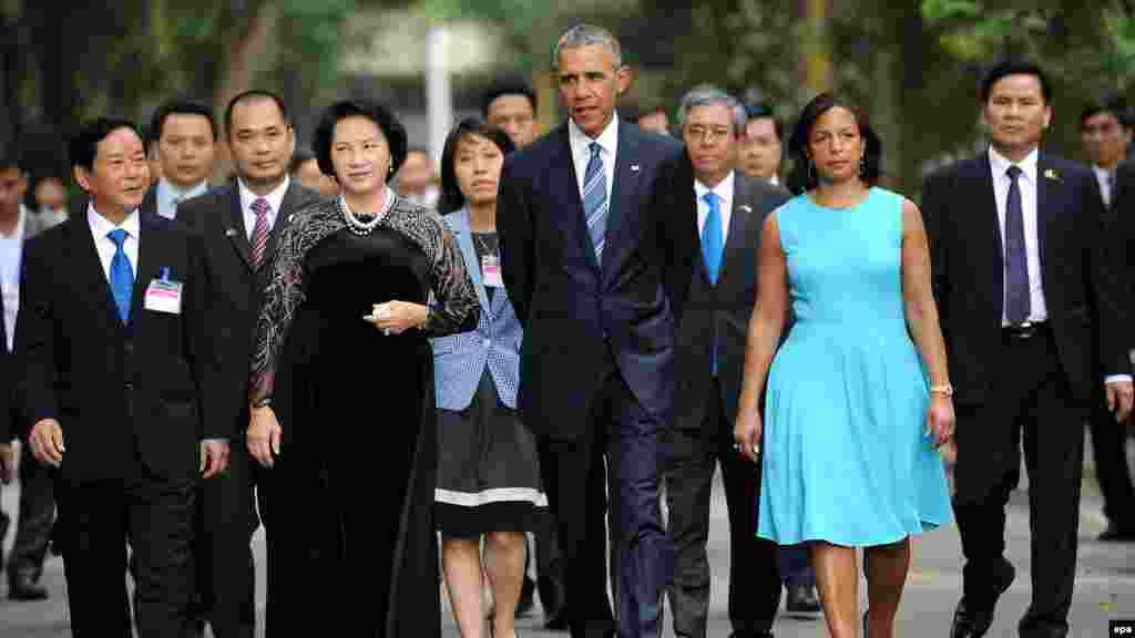 Shugaban Amurka Barak Obama lokacin da ya isa fadar shugaban kasar Vietnam a Hanoi.