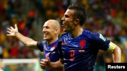 Robin van Persie (depan) merayakan gol keduanya ke gawang Spanyol bersama Arjen Robben yang juga mencetak dua gol, Jumat (13/6).