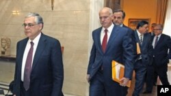 그리스 총리 루카스 파파데모스(왼쪽)와 그리스 의회 지도자들