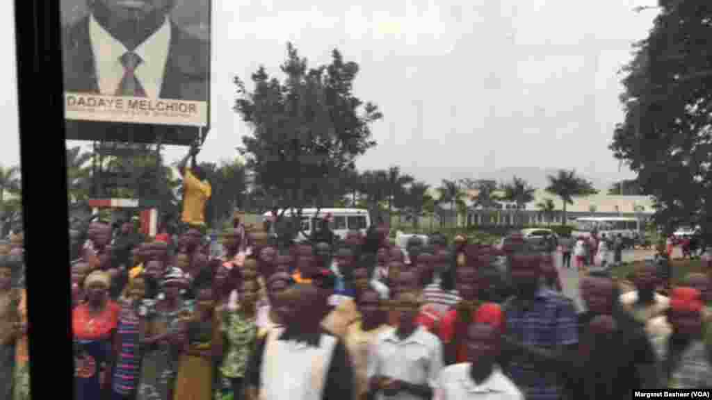 Une foule se rassemble le long des routes pour accueillir les ambassadeurs du Conseil de sécurité, Bujumbura, Burundi, 21 janvier 2016, (VOA/Margaret Besheer)