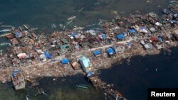 2013年11月11日,颱風海燕肆虐菲律賓後，從空中俯視的菲律賓中部一個漁村災情。
