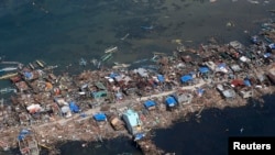 台风海燕肆虐菲律宾后于2013年11月11日，从空中俯视的菲律宾中部一个渔村灾情。
