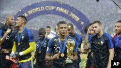 Le Français Kylian Mbappe célèbre le trophée après le dernier match entre la France et la Croatie lors de la Coupe du monde de football 2018 au stade Luzhniki à Moscou, en Russie, le 15 juillet 2018.