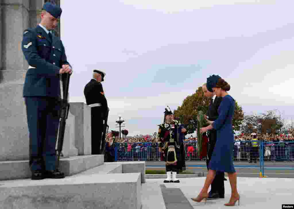 Pangeran William dari Inggris dan istrinya Catherine, Duchess of Cambridge, meletakkan karangan bunga di tugu peringatan di British Columbia Legislature di Victoria, British Columbia, Kanada (24/9). (Reuters/Chris Wattie)