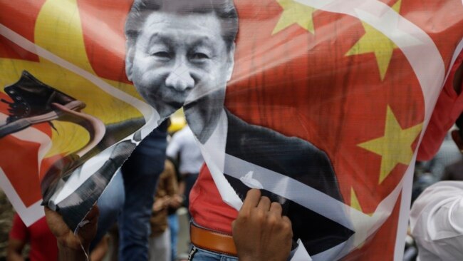 印度艾哈迈达巴德的抗议者撕毁了有着中国领导人习近平图像的旗子并呼喊反对中国的口号。(2020年6月24日)