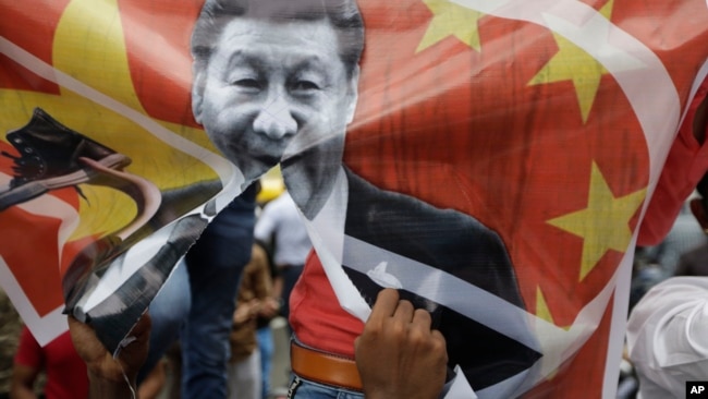 印度教团体卡尼塞纳的支持者在艾哈迈达巴德举行反对中国的抗议。(2020年6月24日)