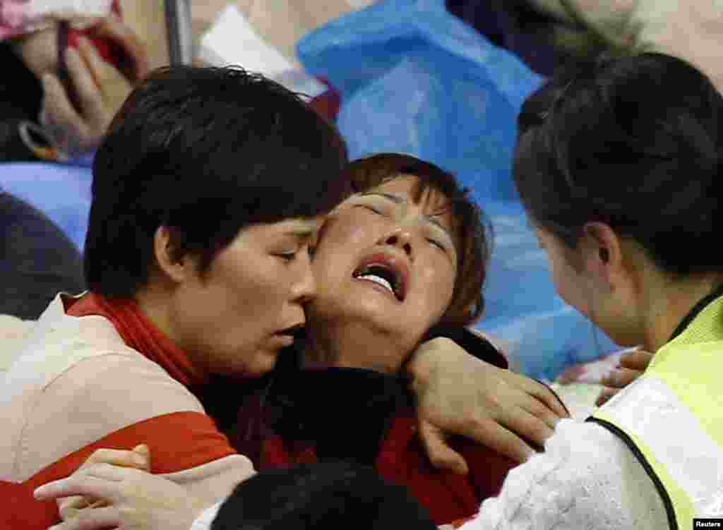 A family member of a missing passenger on South Korean ferry Sewol cries as she waits for news from a rescue team, Jindo, April 18, 2014. 