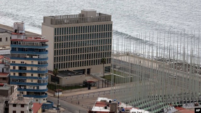 Edificio de la actual sección de intereses estadounidenses en La Habana que podría convertirse en embajada.