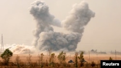 모술 탈환작전에 나선 이라크 군이 인근 투프자와 마을에 대한 공격을 벌인 가운데, 미군의 공습으로 연기가 피어오르고 있다.