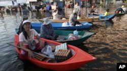 A vendor sells egg at a flooded market in Nonthaburi province, on the outskirts of Bangkok November 17, 2011.