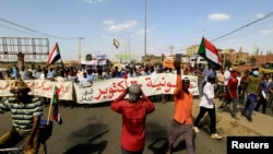 Des manifestants défilent contre la prise de pouvoir de l'armée soudanaise et l'éviction du gouvernement civil, à Khartoum, au Soudan, le 30 octobre 2021. 