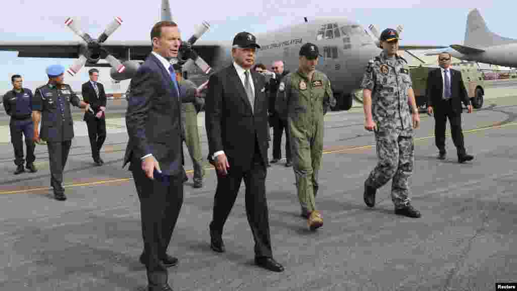 Australia's Prime Minister Tony Abbott and Malaysia's Prime Minister Najib Razak tour RAAF Base Pearce, near Perth, April 3, 2014.