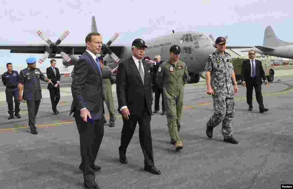 Australia's Prime Minister Tony Abbott and Malaysia's Prime Minister Najib Razak tour RAAF Base Pearce, near Perth, April 3, 2014.