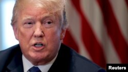 Trump dijo que era una "desgracia" que los agentes federales "entraran por la fuerza" a la oficina de su abogado personal. También dijo que la investigación de Mueller es "un ataque contra nuestro país".