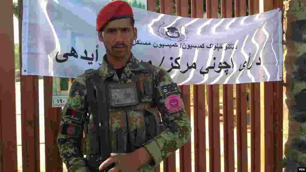 سرباز اردوی ملی در حال تامین امنیت محل رای دهی در کابل