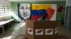 Un hombre emite su voto durante las elecciones regionales en un colegio electoral en Caracas, Venezuela, el domingo 21 de noviembre de 2021. (Foto AP/Ariana Cubillos)