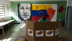 Un hombre emite su voto durante las elecciones regionales en un colegio electoral en Caracas, Venezuela, el domingo 21 de noviembre de 2021.
