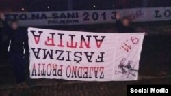 Izvrnuti baneri sa antifašističkim porukama objavljeni 2015. godine na Facebook stranici navijačke grupe “Alcohol Boys” Izvor: Facebook